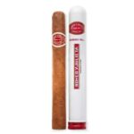 ύλινος humidor με πούρα τακτοποιημένα σε σειρές.
